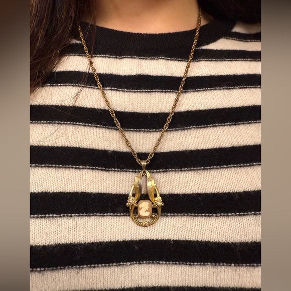 Jewelry - Vintage Gold-Tone Cameo Pendant Necklace On Chain